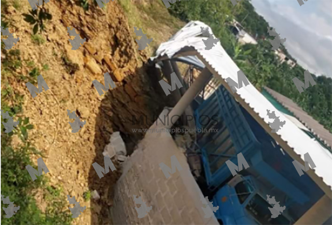 Por falla geológica carretera y casas quedan sepultadas en Hueytamalco