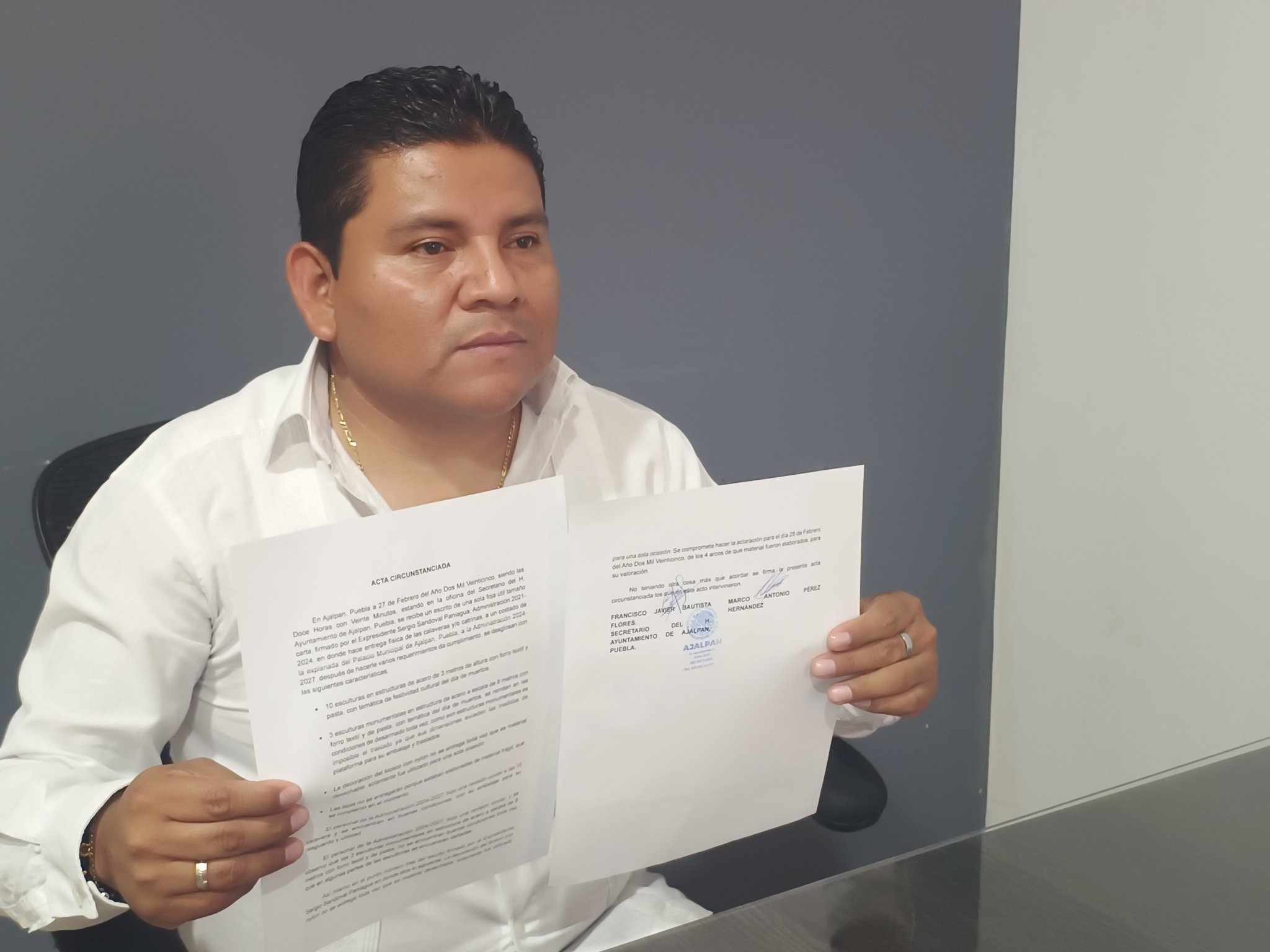 Expresidente municipal de Ajalpan efectúa entrega de calaveras y catrinas al Ayuntamiento actual