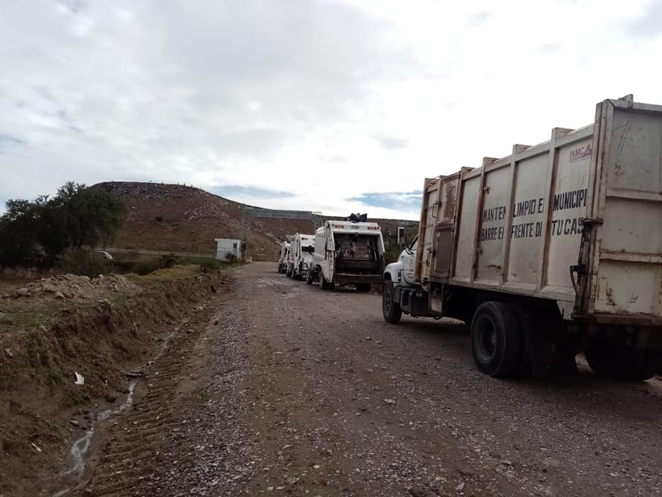 Montoneras de basura en calles de Tepeaca a causa de las lluvias