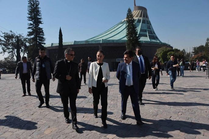 Sheinbaum entrega rosa de plata bendecida por el Papa Francisco a la Basílica de Guadalupe