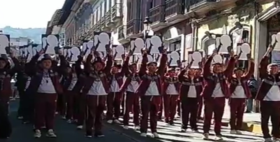 Cuelan la imagen de Sheinbaum en el desfile de la Revolución Mexicana en Teziutlán