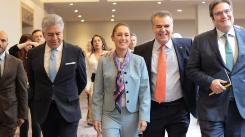 Grandes empresarios: a Xóchitl la ven como gerenta. A Claudia como presidenta