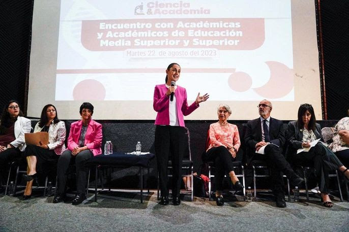 Sheinbaum se reúne con más de 200 académicos y científicos de todo el país