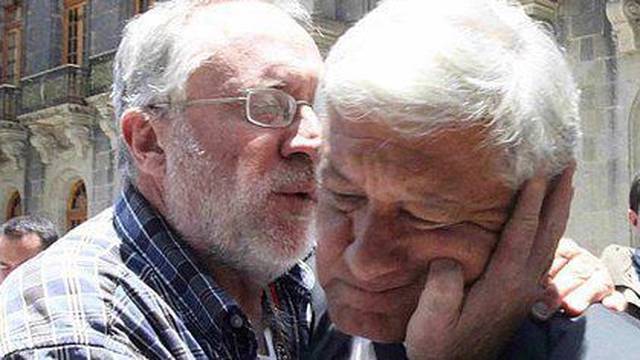 Locura: El poeta Sicilia promueve el golpe de Estado contra AMLO