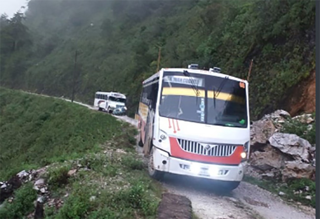 Derrumbes bloquean comunidades en la Sierra Negra