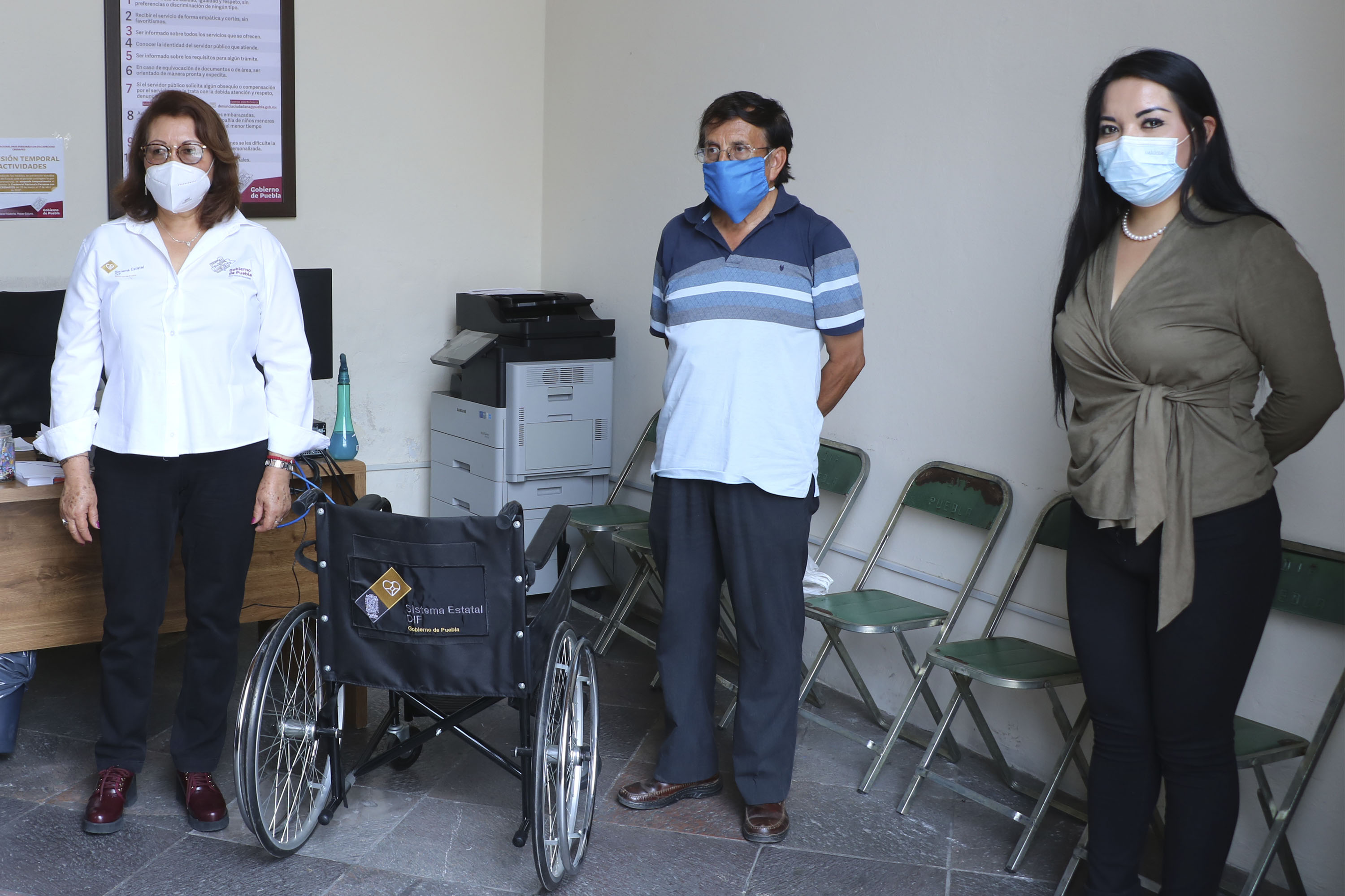 Continúa SEDIF con entrega de sillas de ruedas en la capital de Puebla
