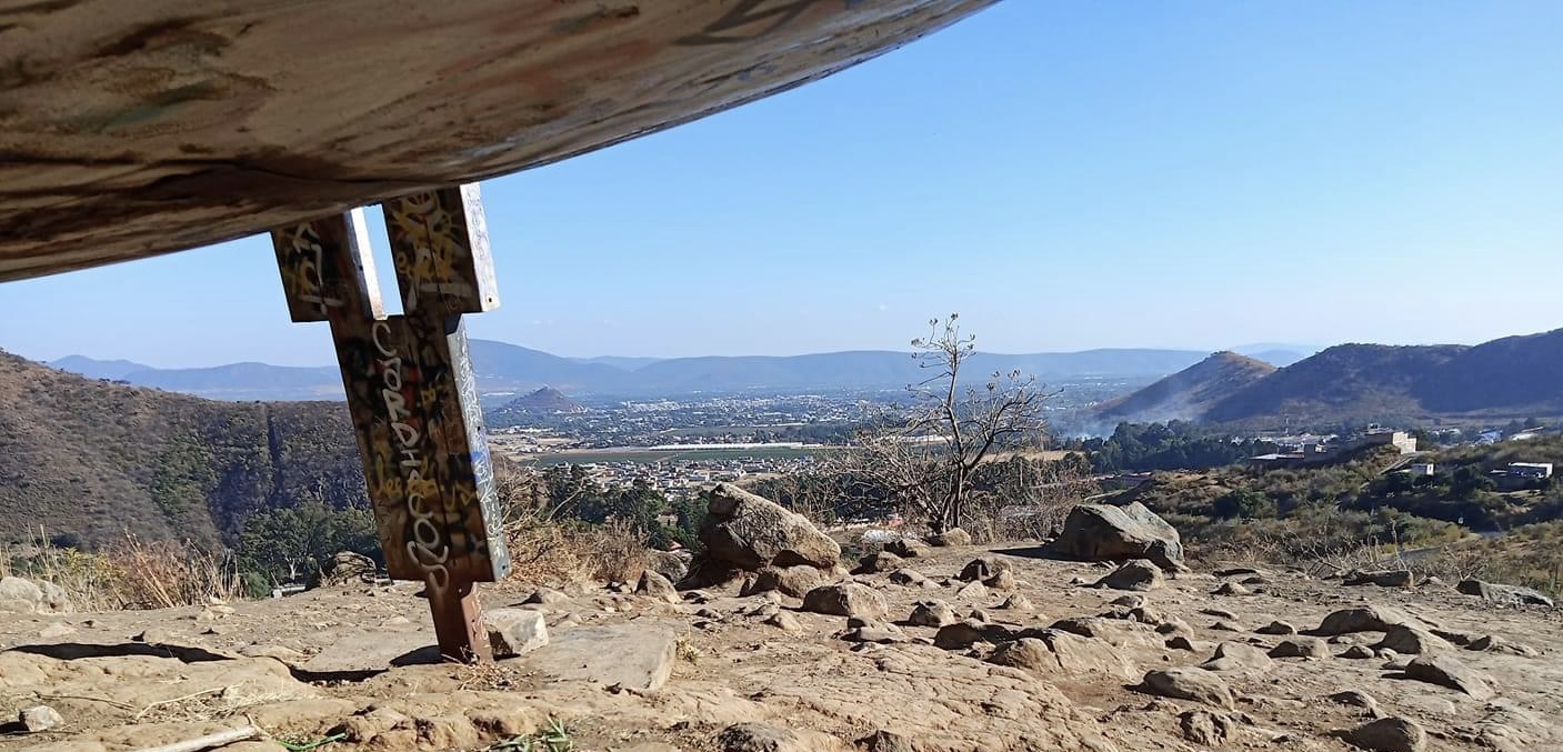 Sillones gigantes y llantas viejas, la basura en la zona turística del ovni de Metepec