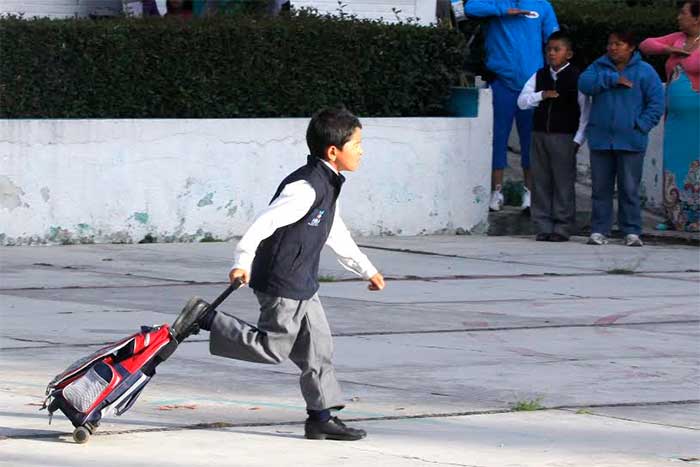 Niegan escuela a 100 niños tehuacanenses por no pagar inscripción