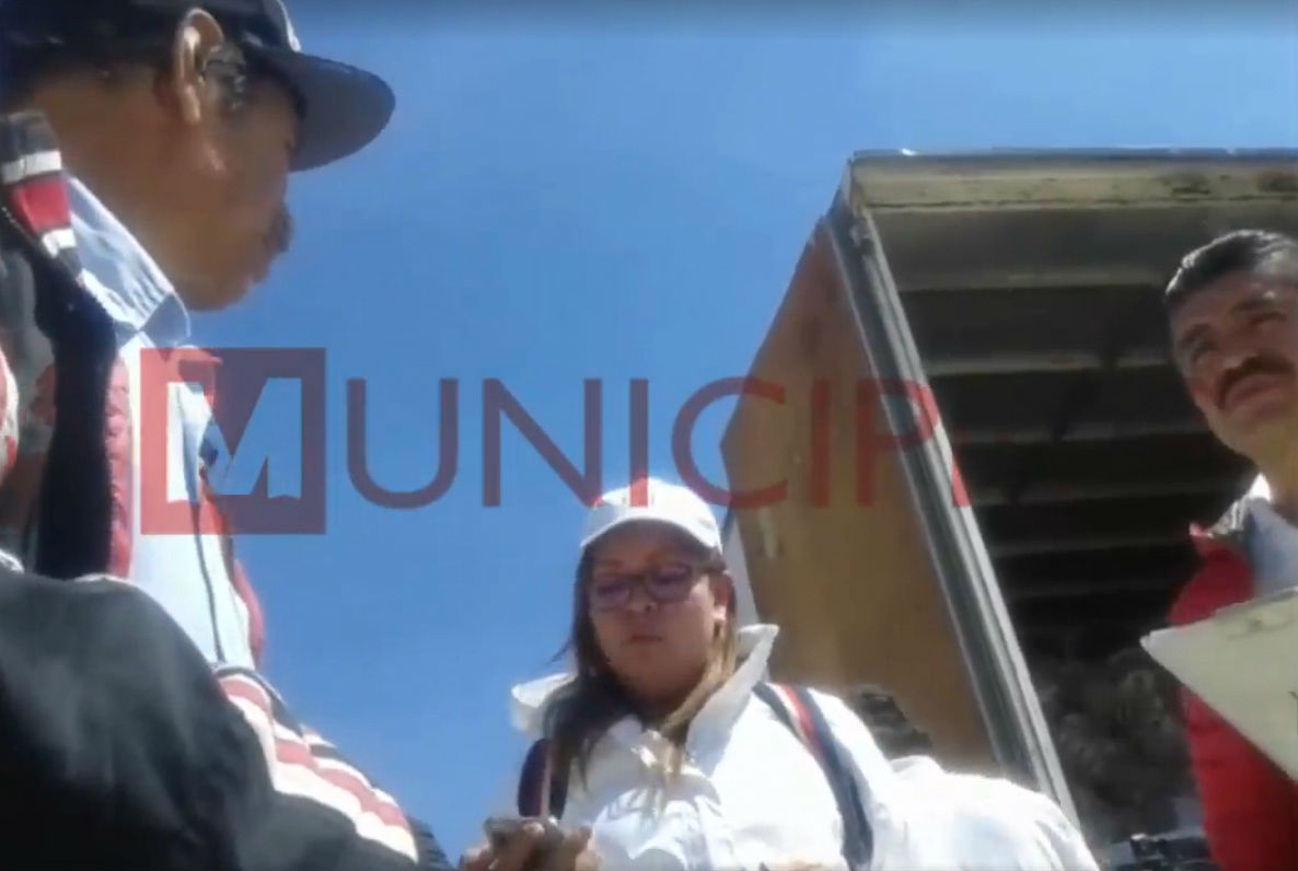 Video: Sin iniciar campañas, priista regala despensas en Tlahuapan