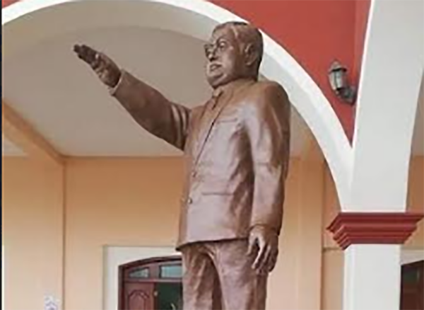 Primo de Miguel Barbosa vuelven a colocar estatua del ex gobernador