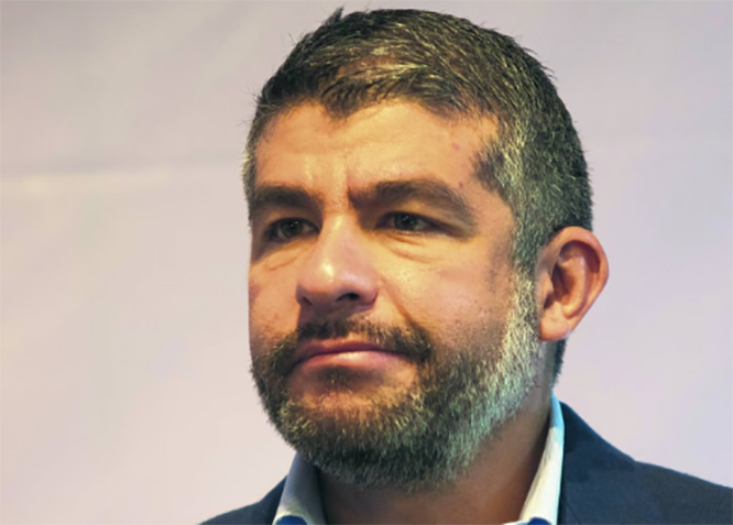 Chillón el niño y luego lo pellizcan