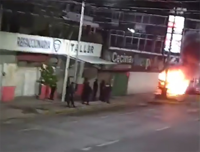 Pobladores queman patrulla al intentar linchar a presunto ladrón en Tepeaca