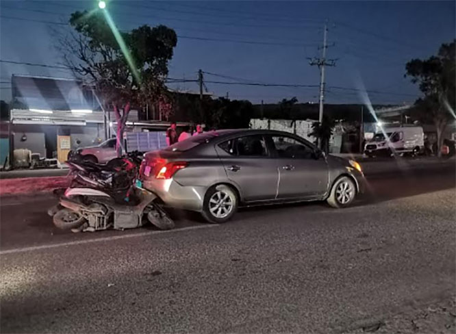 Choque de dos motos y un auto en Izúcar deja 2 lesionados