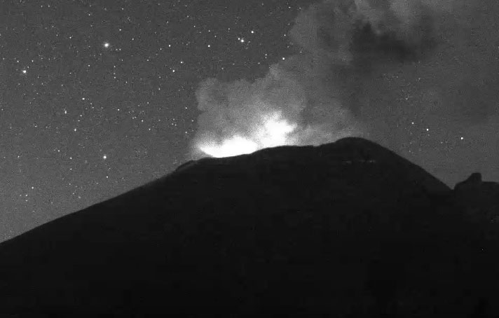 Cae ceniza del Popocatépetl en Amecameca en el Estado de México