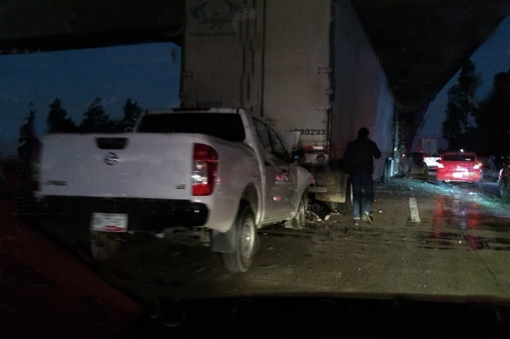 Piedras en la México-Puebla provocan carambola entre varios vehículos