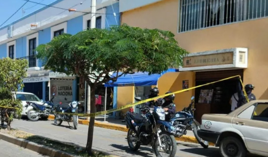 Hombre abandona cráneo humano en la puerta de acceso a templo