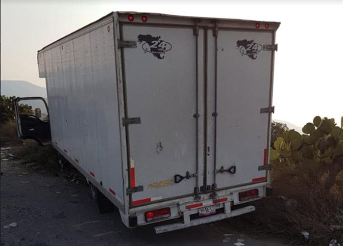 Ladrones abandonan camión robado en Cañada Morelos
