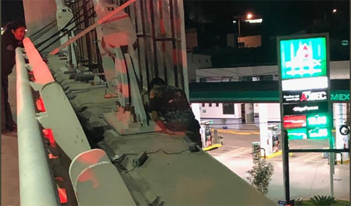 Joven intenta aventarse desde puente del bulevar 5 de Mayo