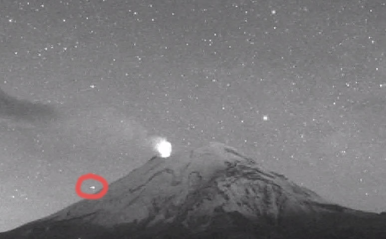 VIDEO Captan a ovnis persiguiéndose durante explosiones del Popocatépetl