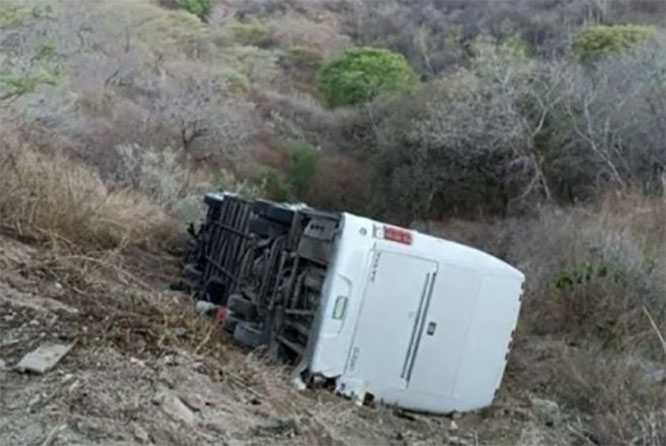 Un fallecido se reporta tras caer autobús a barranco en Jalisco con jóvenes futbolistas