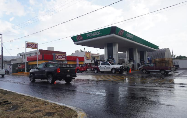 Encañonan y roban a trabajadores de gasolinera y a clientes en Tecamachalco