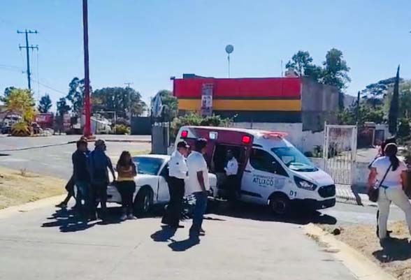 Conductora le cierra el paso a motociclista y chocan en Atlixco