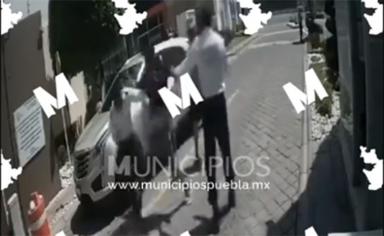 VIDEO Padre e hijo golpean a vigilante del Fraccionamiento Arboledas del Pedregal