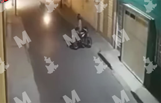 VIDEO A punta de pistola le quitan su moto en Amozoc.