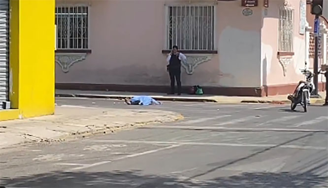 VIDEO Embisten y matan a motociclista en la colonia El Carmen en Puebla