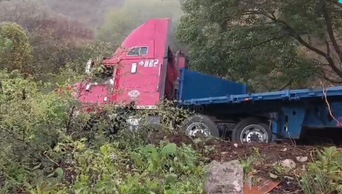 Por piso mojado y neblina tráiler cae en zanja en autopista a Atlixco