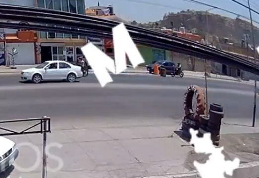 VIDEO Motociclista se estampa contra tarima en Amozoc