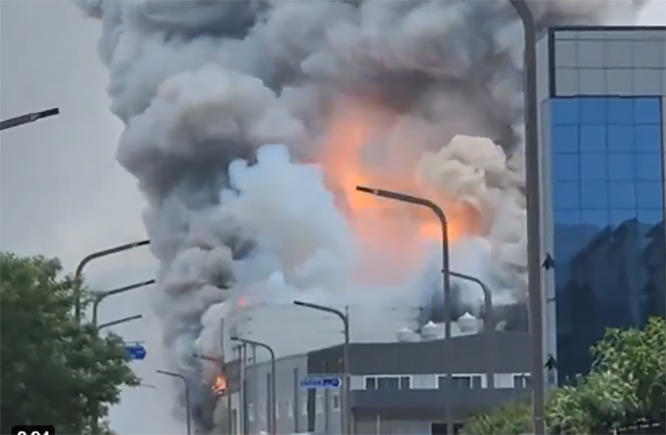 VIDEO Mueren 22 trabajadores tras incendio en fábrica de baterías en Corea del Sur