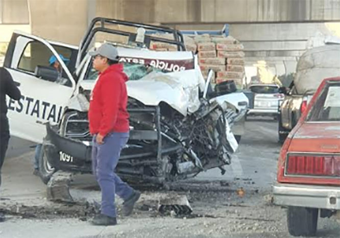 Choca patrulla, taxi y camión en la México-Puebla