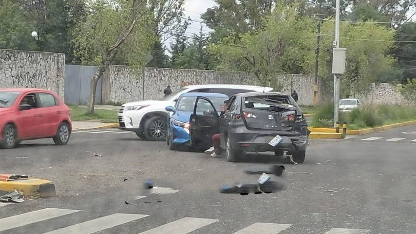 Ruta 68 embiste a autos y provoca caos vial frente al Seminario Palafoxiano 