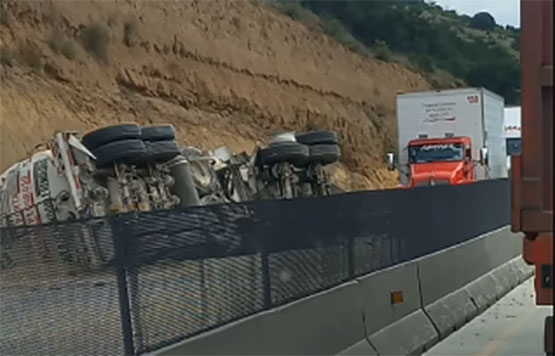 Accidente múltiple deja tráfico lento la autopista Arco Norte 
