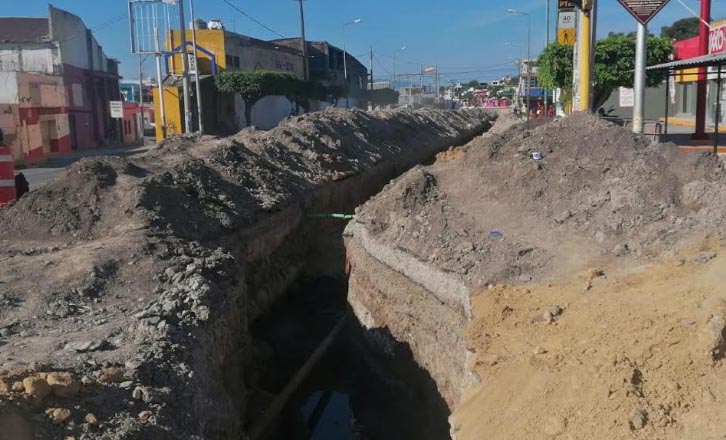 Por obras del Eje Poniente se quedan sin agua vecinos de dos colonias de Izúcar  