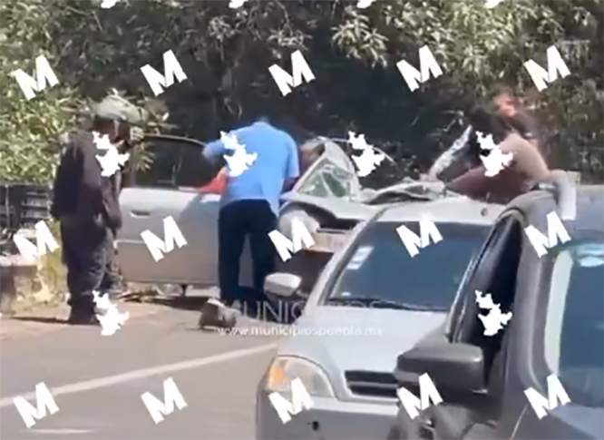 Tractocamión se vuelca y cae sobre auto en Zacatlán