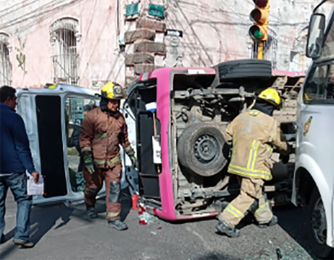 Choque entre rutas deja 14 lesionados en el centro histórico de Puebla