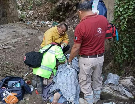 Masculino cae al fondo de una barranca en Chachapa