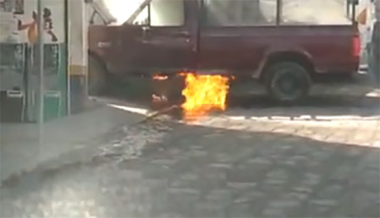 VIDEO Fuego consume camioneta en el centro de Chignautla