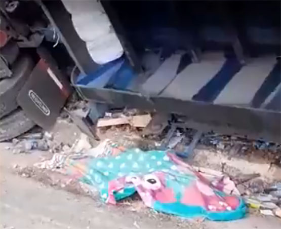 VIDEO Se vuelca tráiler de la Pepsi en la Cuacnopalan-Oaxaca; hay al menos un muerto