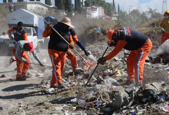 OOSL limpia tiradero clandestino en Lomas de San Ramón