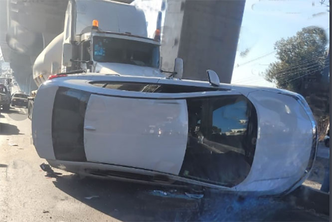 Choque y volcadura entre auto, tráiler y taxi deja 3 heridos en la México-Puebla