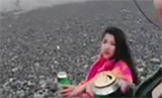 VIDEO Ola arrastra a mujer que solo quería orinar en la playa en Perú