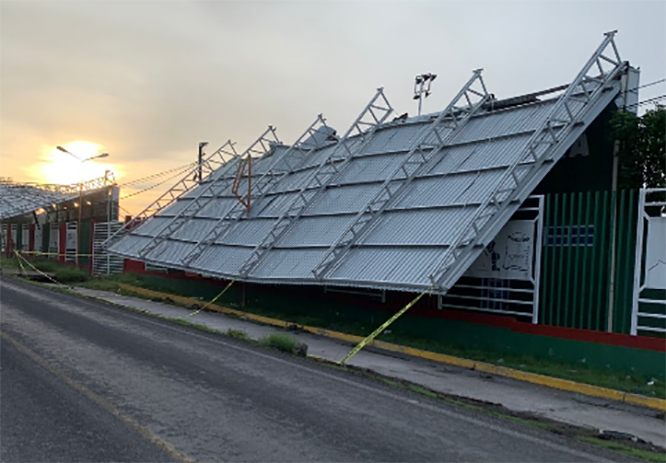 Tromba tira techo del campo deportivo en Chietla