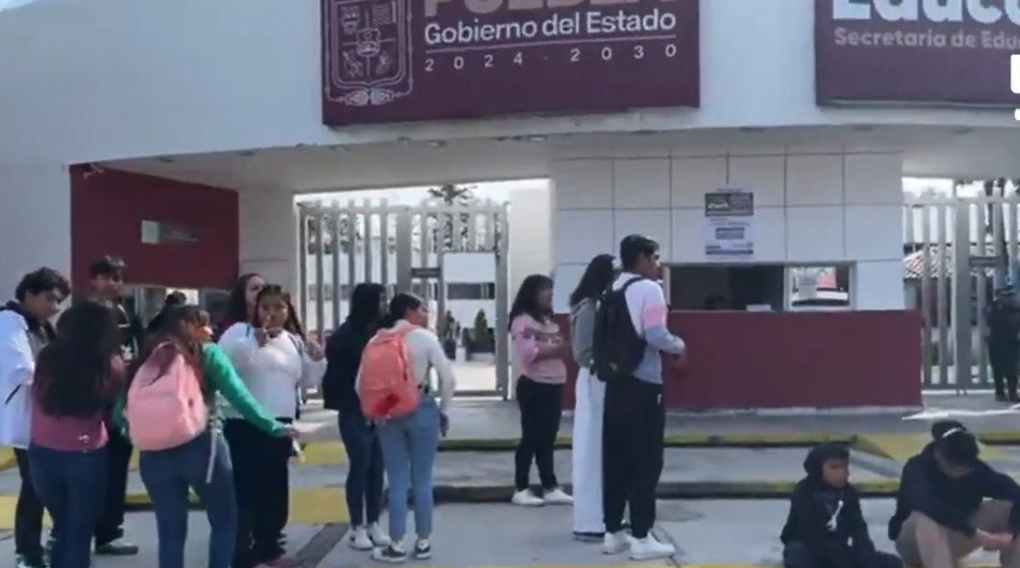 Estudiantes de la FNERRR se manifiestan frente a la SEP en Puebla
