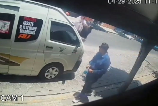 VIDEO Vendedera ambulante cachetea a checador; policía se lo lleva