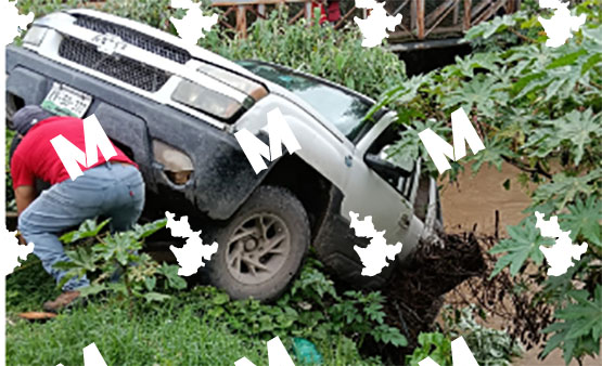 Rescatan camioneta que estuvo a punto de caer al Atoyac en Texmelucan