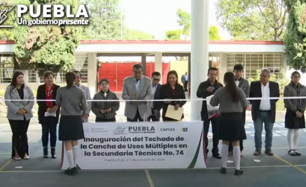 Céspedes inaugura techado en la Técnica 74 en la ciudad de Puebla