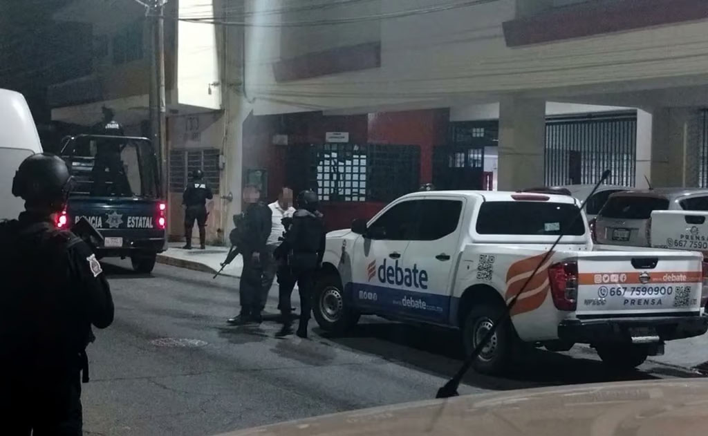 Balean instalaciones del periódico El Debate en Culiacán